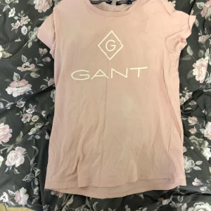 Gant t-tröja - Väldigt fint skick har inte kommit till andväning där av att jag inte gillar rosa