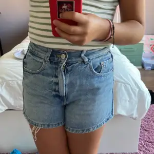 Supersnygga jeanshorts från zara som jag köpte gör cirka två år sedan. I använt skick 