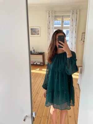 Mörkgrön klänning - Mörkgrön klänning från mango, felfri. Väldigt fint fall!