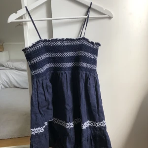 Volang linne - Blått volang linne med vita detaljer. Mycket bra skick💕Storleken är M men den passar även mig som vanligtvis bär s. 