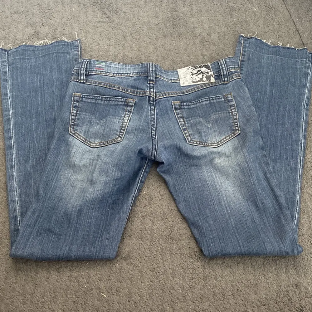 Jätte snygga lågmidjade bootcut jeans från diesel, som jag köpt på plick men va för små. Jeans & Byxor.