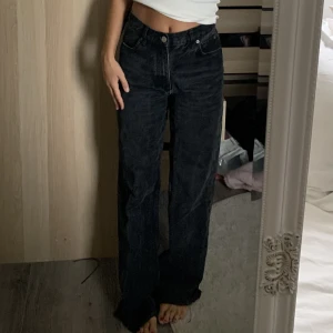 Svarta jeans - Svarta-tvättade jeans. Från zara och klippta nertill så går att göra ännu kortare. Skulle säga att de passar en som är 168 just nu då de e lite för långa för mig. Har massa andra jeans till salu så skriv ifall du är intresserad av något mer par 