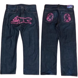 Billionare boys club ” bbc ” x icecream jeans - för balla och ”RARE” billionare boys club x ice cream running dog jeans från 2006 i sjuk cond. ❗️tar GÄRNA emot byten❗️ dem har inga flaws eller skador. 💜midja, 48cm rakt över💜 innerben, 75cm💜ytterben, 105cm💜 vid frågor, fler bilder mm. kom DM! 