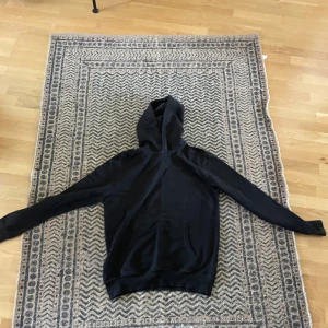 Helsvart hoodie - Storlek: L (M), från HM, använd några gånger, i bra skick men saknar snören. Sitter bra på mig som brukar köpa L - XL på hoodies.