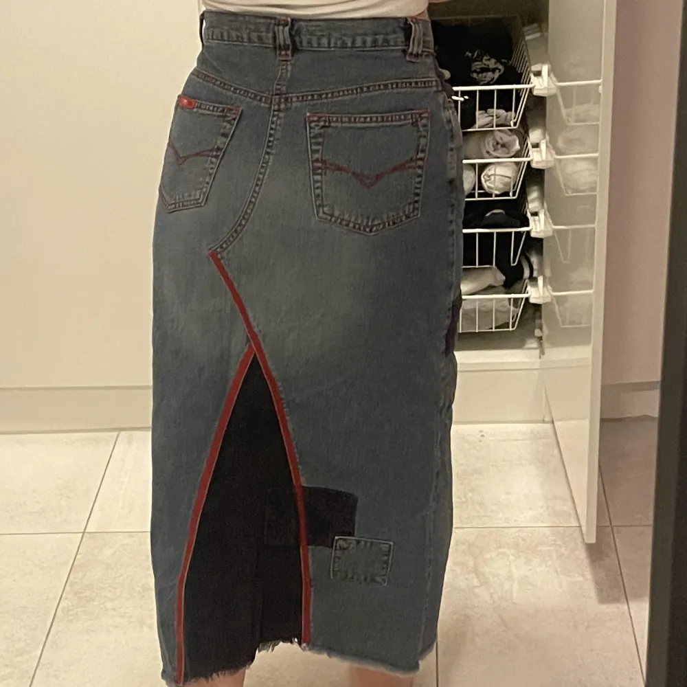 Jeanskjol från ONLY jeans, fina detaljer . Kjolar.