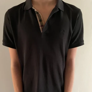 Burberry - Tjena säljer denna feta burberry. Den är i topp skick och har du någon fundering så skriv!. Mvh