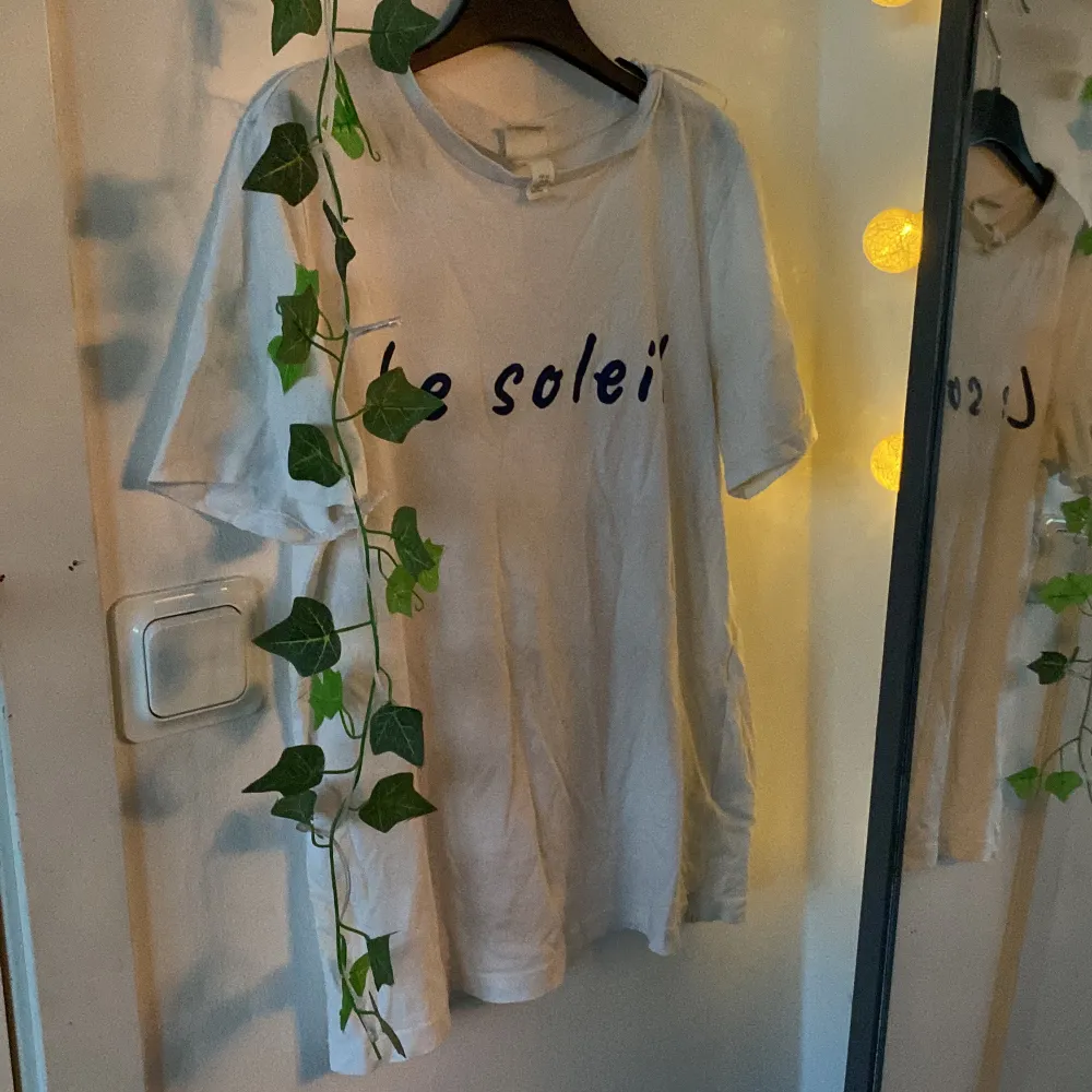 Detta är en nästan helt oandvänd vit tröja med texturen ”Le soleil” 🤍texten är mörkblå!💙skriv till mig om ni är intresserade då ni säkert kan få den för billigare pris!. T-shirts.