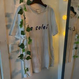 Detta är en nästan helt oandvänd vit tröja med texturen ”Le soleil” 🤍texten är mörkblå!💙skriv till mig om ni är intresserade då ni säkert kan få den för billigare pris!