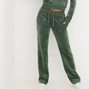 JUICY BYXOR - säljer mina tvär snygga mörkgröna juicybyxor i storlek S då dom e för stora för mig! Ägt dom i Max 3 månader