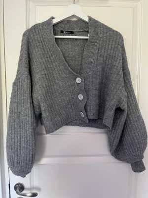 Cardigan - URSNYGG cardigan ifrån gina💘 passar till allt och är riktigt snygg💘 säljer då den inte riktigt passar mig💘 storlek ca XS men den är lite större skulle jag säga, pris: 100kr + frakt💘 nypris 450