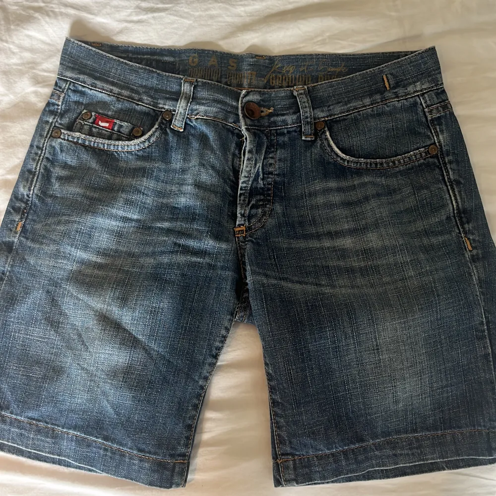 säljer dessa snygga vintage jeansshortsen! har aldrig använt dom då jag inte gillade dem 💞 hittade dom på en marknad i Italien så är inte helt säker på märket 🤞waist 26 💋. Shorts.