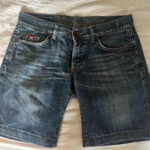 vintage shorts - säljer dessa snygga vintage jeansshortsen! har aldrig använt dom då jag inte gillade dem 💞 hittade dom på en marknad i Italien så är inte helt säker på märket 🤞waist 26 💋