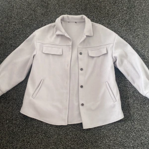 Jacka - Ljusgrå tunn jacka. Använd ett fåtal gånger.