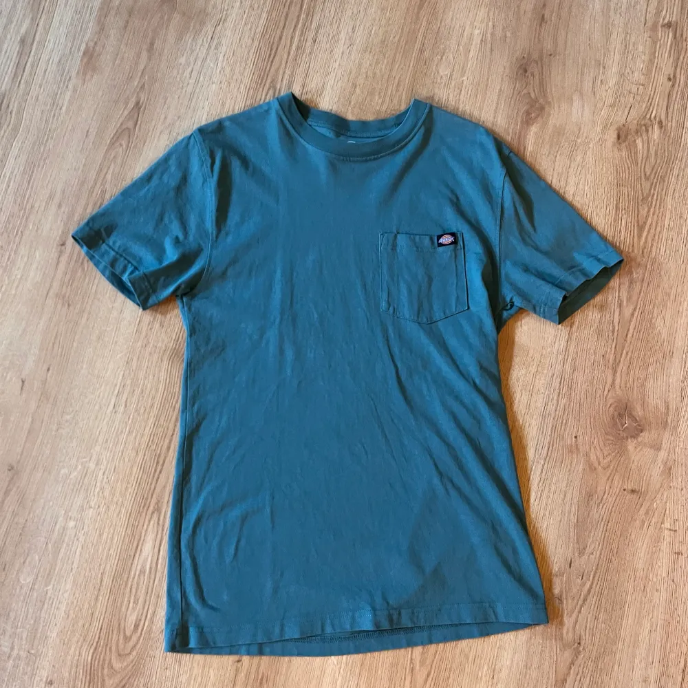 Hej säljer nu två tröjor som jag inte använder. Dom är som nya för är sällan använda   Blå large Grön small 150kr styck. T-shirts.