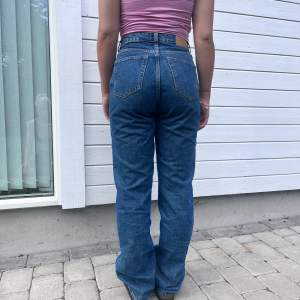 Blå weekday jeans i modellen ”rowe”. Knappt använda då dem är lite för stora för mig. Som nya!! 
