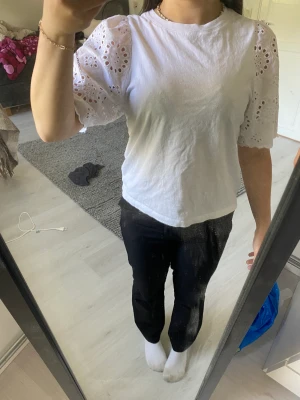 Snygg tröja  - PopulärT-shirt från hm, nästan aldrig använd, köpt för 250 säljer för 100 storlek m men passar s också 