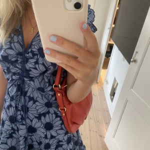 Väska  - Säljer denna superfina väska från DKNY! Plånboken ingår🤗