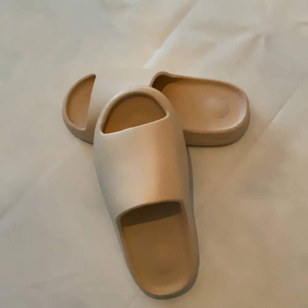 Jag sälja ett par oanvänt super trendy beige sandaler.  Finns i Uppsala eller kan skickas inrikes. . Skor.