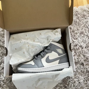 Air Jordan 1 Mid  - Hej!   Säljer nu mina oanvända Jordan 1 Mid i storlek 37.5. Kvittot finns kvar :)   Mvh