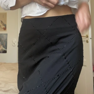 Kjol med strass  - Svart mesh kjol med broderad strass  