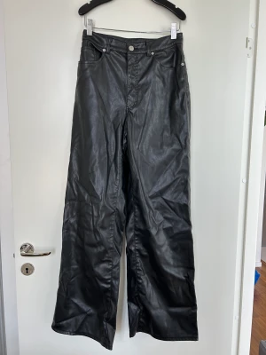 Fakeläder byxor - Bra skick. Obs behövs stryka, det fixar jag!
