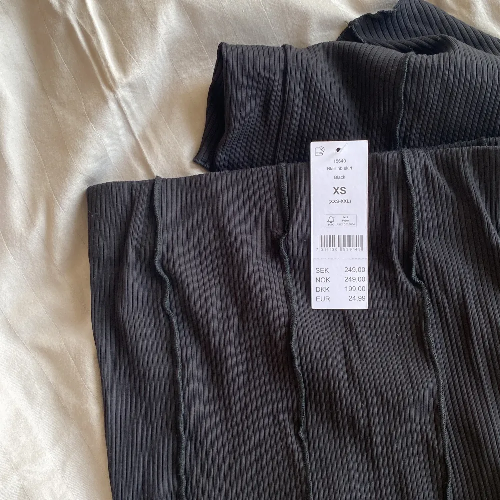 Så snygg och bekväm kjol från Gina Tricot i storlek XS men passar även S. Aldrig använd! 🫶🏼. Kjolar.
