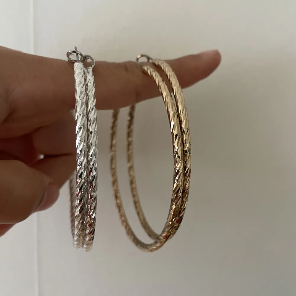 Två fina örhänge en i silver och den andra i guld ( en av de är lite sönder o då menar jag att det finns Inget att ha på själva nålen så att man inte tappar den). Och ett halsband som också är silver och ät i ett bra skick. Skorv för mer info . Accessoarer.