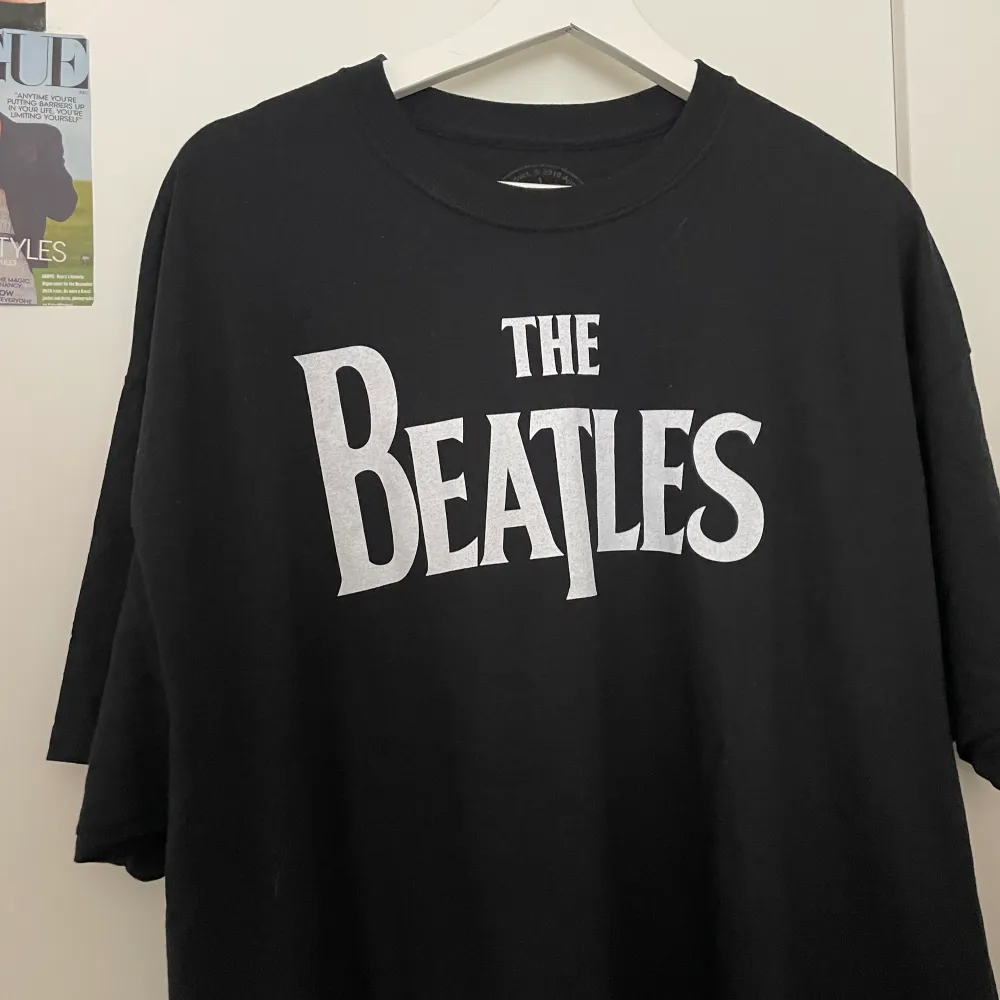 The beatles t-shirt i storlek XL🫶🏻köpt på bengans och aldrig använd.. T-shirts.