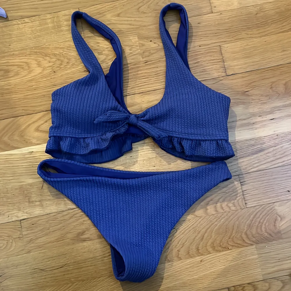 Tre bikinis i bra skick! 50kr styck eller alla för 125!❤️ bild 1: strlk S bild 2:strlk M bild 3: Strlk M. Övrigt.