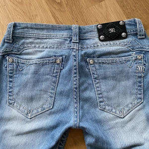 Miss me jeans! - Skit fina miss me jeans i storlek 30 Modellen heter skinny men sitter ej tajt till vaderna. (Går enkelt att sy om man skulle vilja ha mer bootcut)  Pris går alltid att diskutera, skriv vid fler bilder eller ev frågor. 