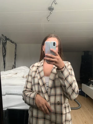 Kappa från hm - Säljer denna fina kappa från hm, har nästan aldrig använt den så i princip ny. Den är i storlek 44 men i armarna för mig dom är 172 är den perfekt och lite oversized. 