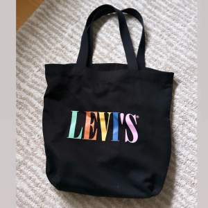 En svart påsväska med färgglatt tryck ”Levis” 