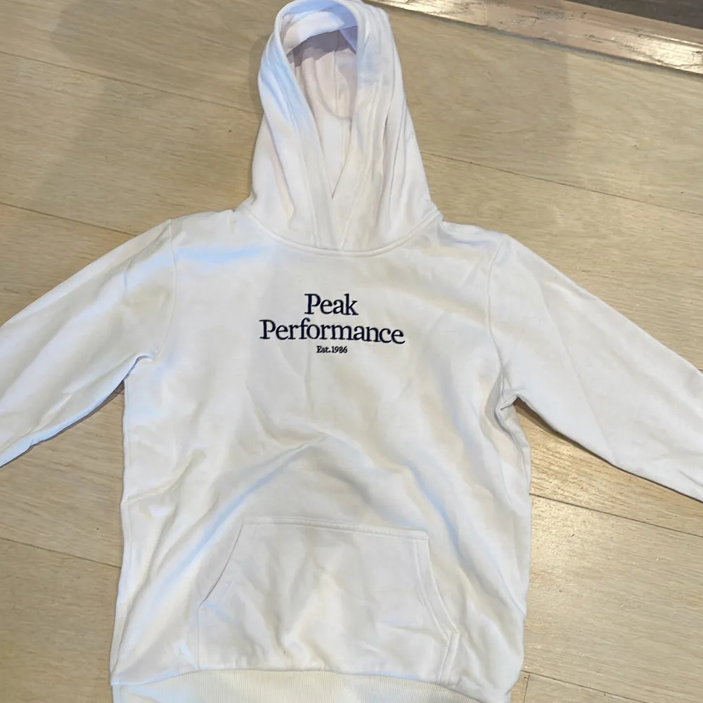Vit peak performance hoodie i storlek 170cm. . Hoodies.