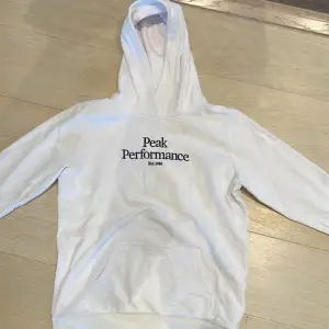 Vit peak performance hoodie i storlek 170cm. 