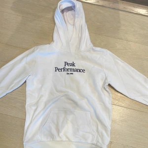 Peak Performance hoodie - Vit peak performance hoodie i storlek 170cm. 