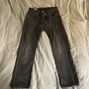 Gråa jeans  - Gråa 501 från Levis. Size w27/l30. Använda fåtal gånger.