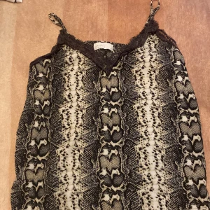 Linne - Säljer denna linne då jag inte använder denna mer. Den är fin åso inget fel på den. Stl M köpt på Ullared.