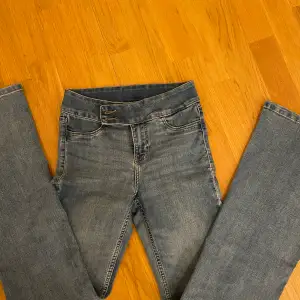 Säljer dessa skit snygga jeans då dom tyvärr int passar. dom är i nyskick(aldrig använda) och bootcut. passar mig som är ca 170. skriv för frågor❤️