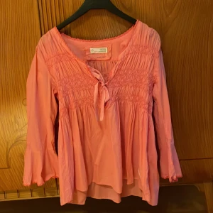Odd Molly-blus - Jättefin korallfärgad blus i mycket fint skick. 