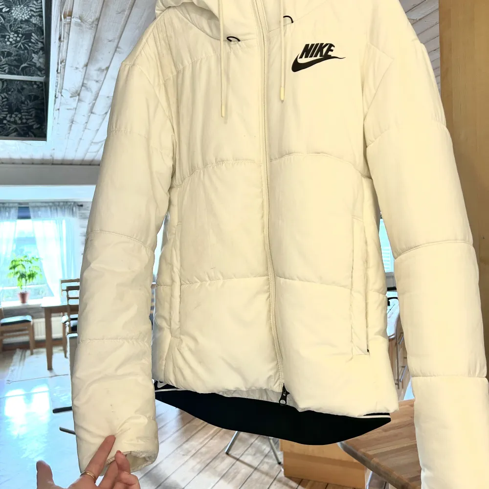 Säljer nu min Vita Nike jacka!🤍Jätte fin jacka som är varm och skön till vintern! Säljer pgr av ej använd! (Pris kan diskuteras vid snabbkaffär). Jackor.