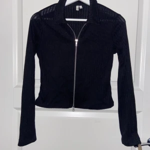 Topp - Säljer denna fina topp då jag knappt använt den.💞