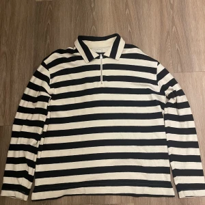 These glory days zip-up - Storleken är XXL för att få lite mer oversize känsla. Jag är en storlek L i vanliga fall!