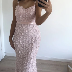 Bröllopsklänning  - Rosa klänning med 3D-blommor💗