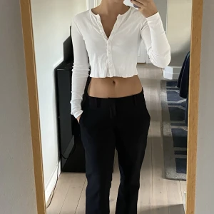 Söt vit kofta - Söt vit kofta, lite cropped. Storlek XS