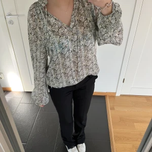 Blus - Jättefin blus från H&m som inte kommer till någon användning 🩷