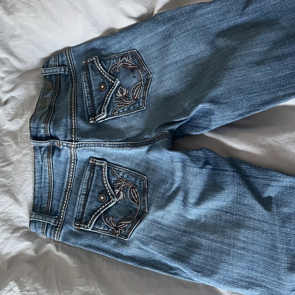 Säljer dessa as snygga lågmidhade jeans från märket H&G dö de tyvärr är lite stora❤️ Köpte dem för drygt ett år sedan för 550 och de är i bra kvalite❤️ Storlekten står inte men skulle gissa på ca S-M. Jeans & Byxor.