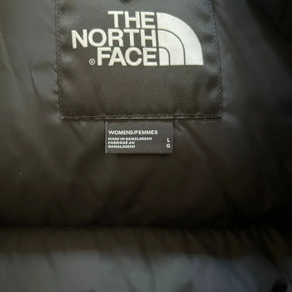 Superskön svart jacka från North Face som är använd två säsonger. Väldigt bra skick bortsett från lagat hål (se bild), inget som stör dess funktion! Jackan är dammodell i storlek L, men passar både M eller L bra.. Jackor.