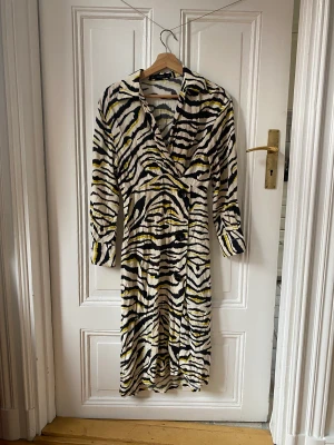 Långklänning med slits - Vacker långkkänning med slits i trendigt zebramönster. Nyskick!! 💛🦓🦓🦓