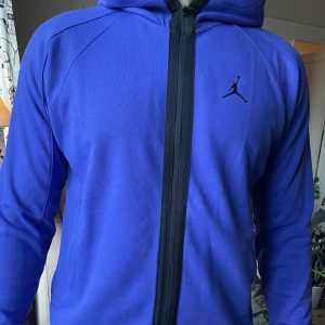 Jordan hoodie - Fet lila/blå jordan hoodie köpt ny pris för 1300 knappt använd