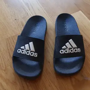 Adidas tofflor